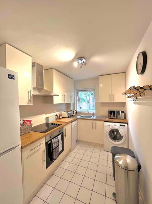 Beautiful Windsor 2 Bed, Perfect Location, 5 Mins Walk To Centre, Free Parking, Legoland, Ascot Apartment Luaran gambar