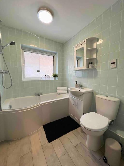Beautiful Windsor 2 Bed, Perfect Location, 5 Mins Walk To Centre, Free Parking, Legoland, Ascot Apartment Luaran gambar