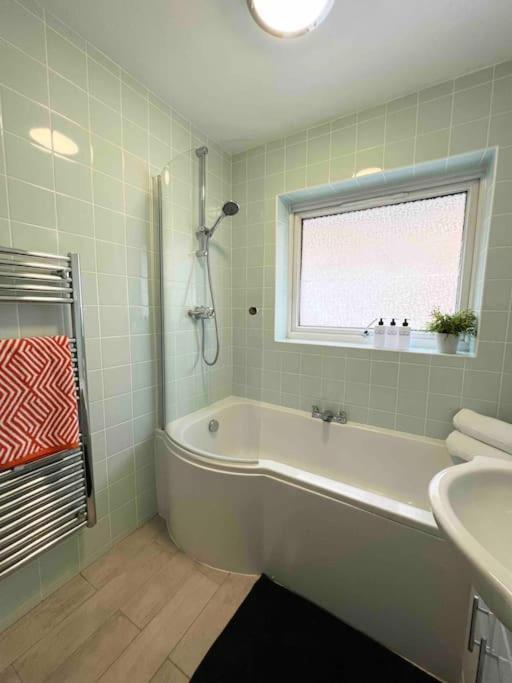 Beautiful Windsor 2 Bed, Perfect Location, 5 Mins Walk To Centre, Free Parking, Legoland, Ascot Apartment Luaran gambar